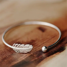 Load image into Gallery viewer, BRAZALETE CON PLUMA PLATA 925

