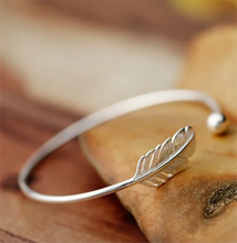 Load image into Gallery viewer, BRAZALETE CON PLUMA PLATA 925

