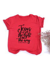 Load image into Gallery viewer, CAMISETA JESÚS ES ESSENTIAL.
