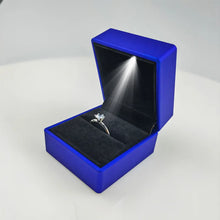 Load image into Gallery viewer, CAJITA DE REGALO CON LUZ DE LED PARA ANILLO.

